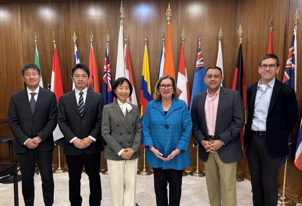 Amb. Hikariko Ono con Elizabeth Dibble, direttore generale della Forza Multinazionale e Osservatori