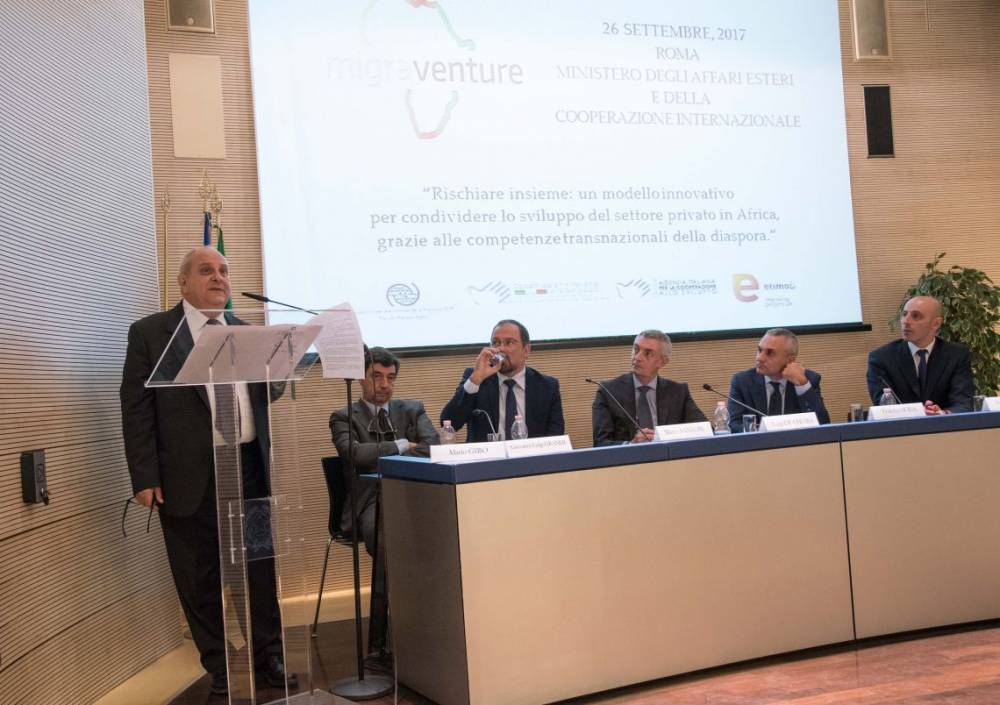 Il viceministro Giro durante la conferenza MigraVenture alla Farnesina