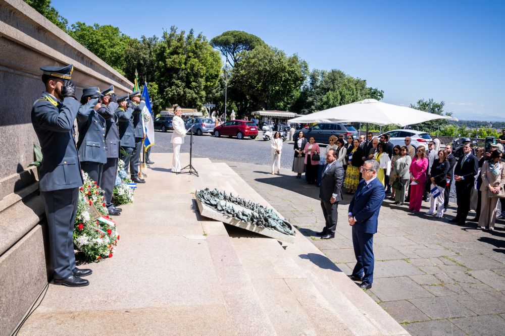 Dell'Utri depone corona d&rsquo;alloro al Gianicolo per 165&deg; anniversario relazioni diplomatiche tra Italia ed El Salvador