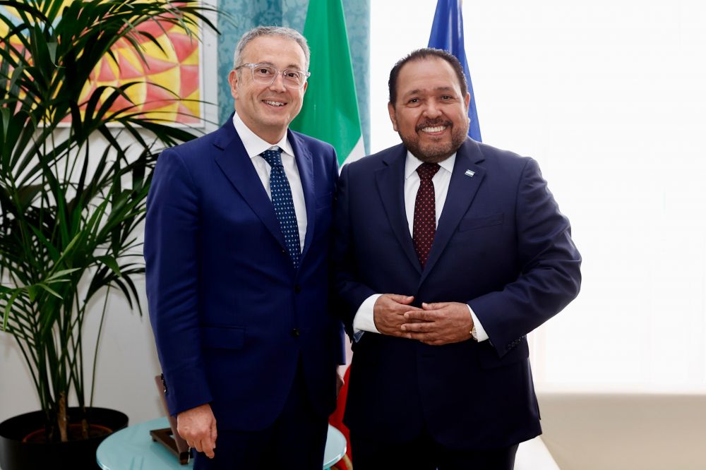 Dell'Utri con l&rsquo;ambasciatore di El Salvador, Efr&eacute;n Arnoldo Bernal Ch&eacute;vez