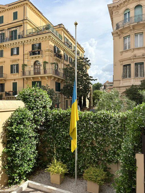 Ucraina: ambasciata a Roma, bandiera a lutto per attacco russo di ieri - foto: Ambasciata