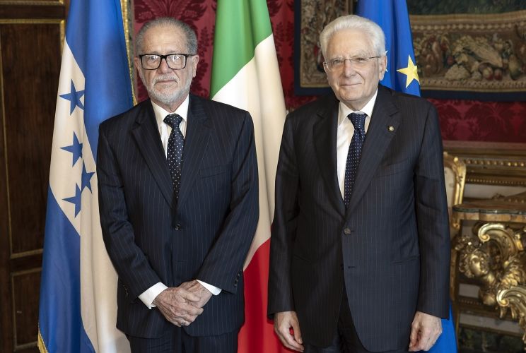 Presidente Sergio Mattarella con Mariano Jimenez Talavera, ambasciatore della Repubblica di Honduras - foto: Quirinale