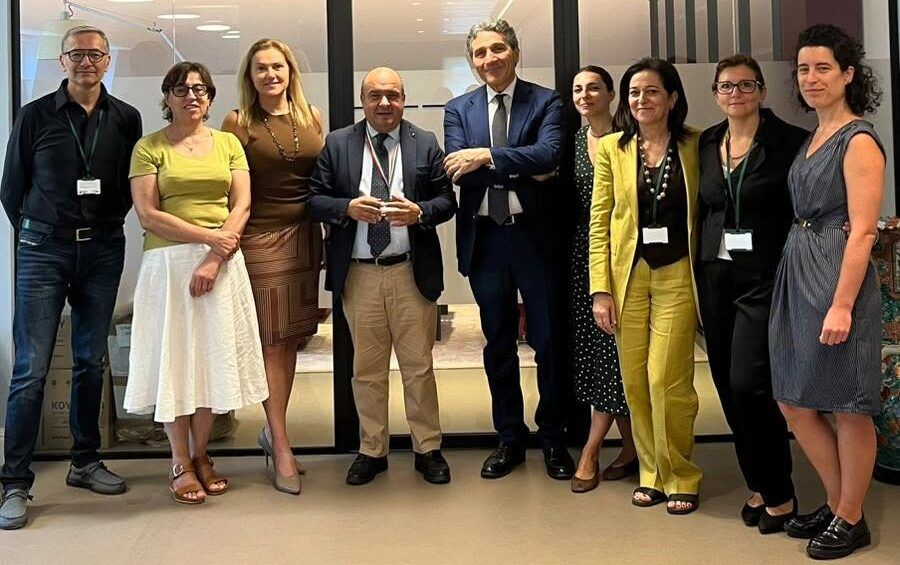Lo staff dell'IIC di Londra con l'amb. Cassese