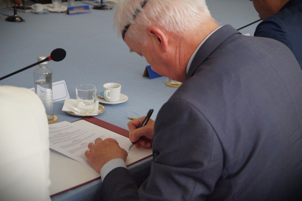 Il Direttore Generale dell&rsquo;ICGEB, Lawrence Banks, firma l&rsquo;Accordo IILA-ICGEB