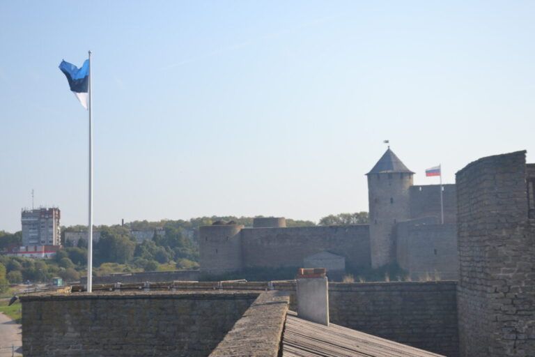 il castello di Hermann (in Estonia) e la Fortezza di Ivangorod (Russia)
