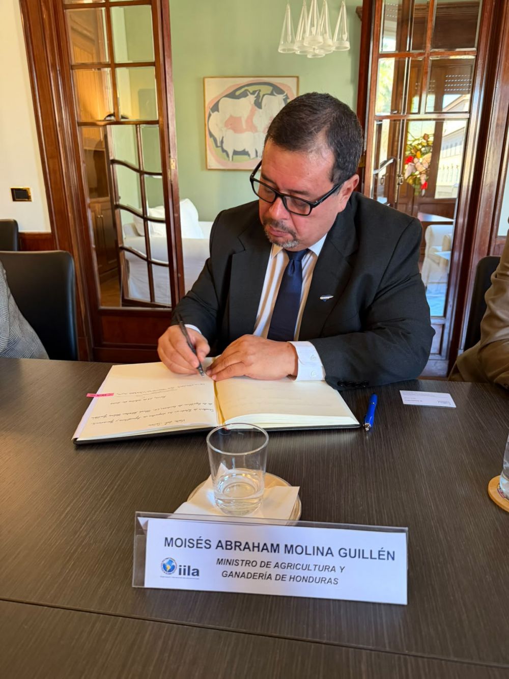 Il Ministro dell'Agricoltura dell'Honduras, Mois&eacute;s Molina, firma il libro d'onore dell'IILA