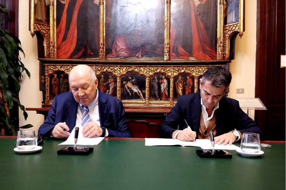 Sindaco Massimo Zedda firma protocollo con Gabor Pinna, decano Corpo Consolare della Sardegna - foto: Corpo Consolare Sardo