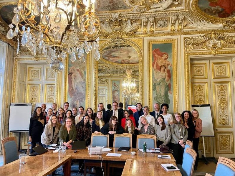 Ilaria Regondi (in rosso) con il team di lavoro all’ambasciata inglese di Parigi