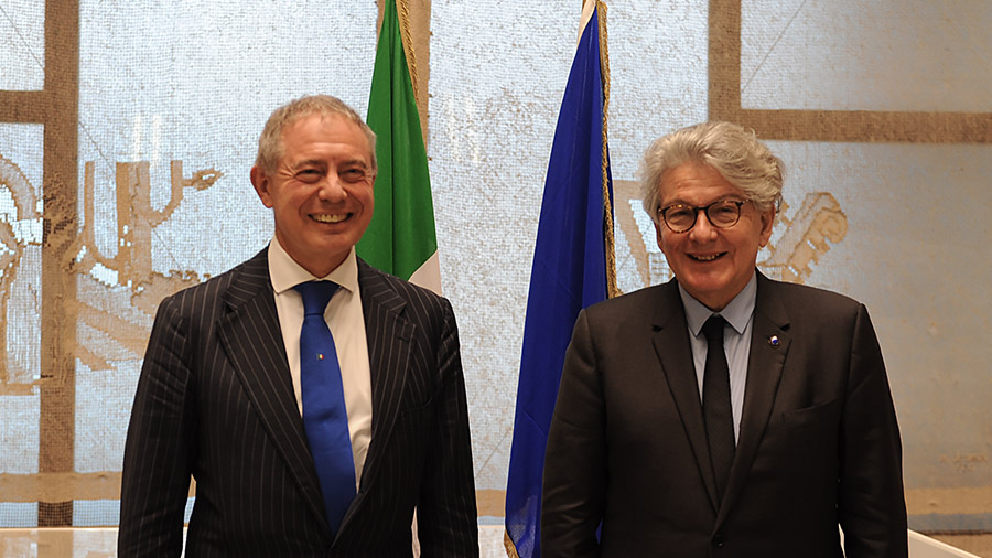 Il ministro Adolfo Urso con il Commissario Europeo al Mercato Interno e i Servizi, Thierry Breton