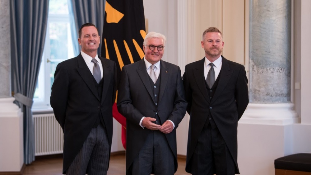 L´amb. USA Richard Grenell (a sinistra), il presidente Steinmeier, Matt Lashey (al centro), e il partner di Grenell