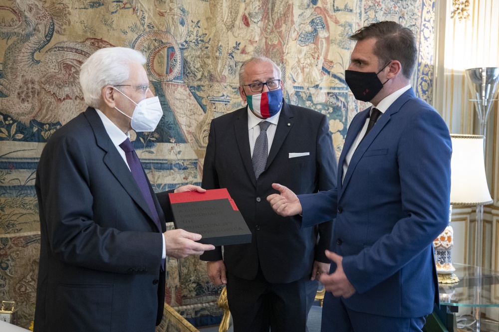 Il Presidente della Repubblica Sergio Mattarella con Rodolfo Ziberna sindaco di Gorizia, e Klemen Miklavic sindaco di Nova Gorica