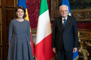Il presidente Mattarella con Gabriela Dancau, ambasciatore di Romania