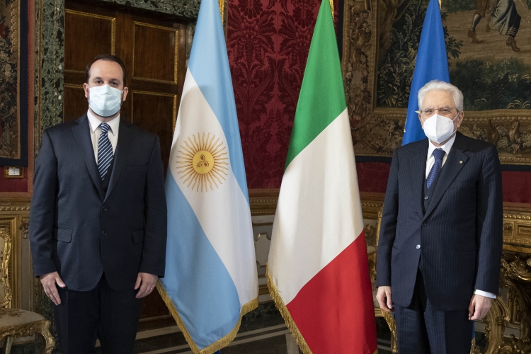 Il Presidente Sergio Mattarella con Roberto Manuel Carlès,nuovo ambasciatore della Repubblica Argentina