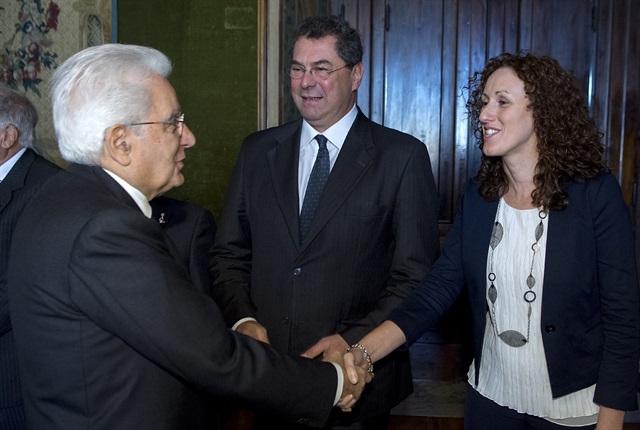 Il Presidente Sergio Mattarella saluta la ricercatrice presso l´Istituto Nazionale dei Tumori di Milano Tiziana Triulzi, relatrice della cerimonia di celebrazione de "I Giorni della Ricerca"