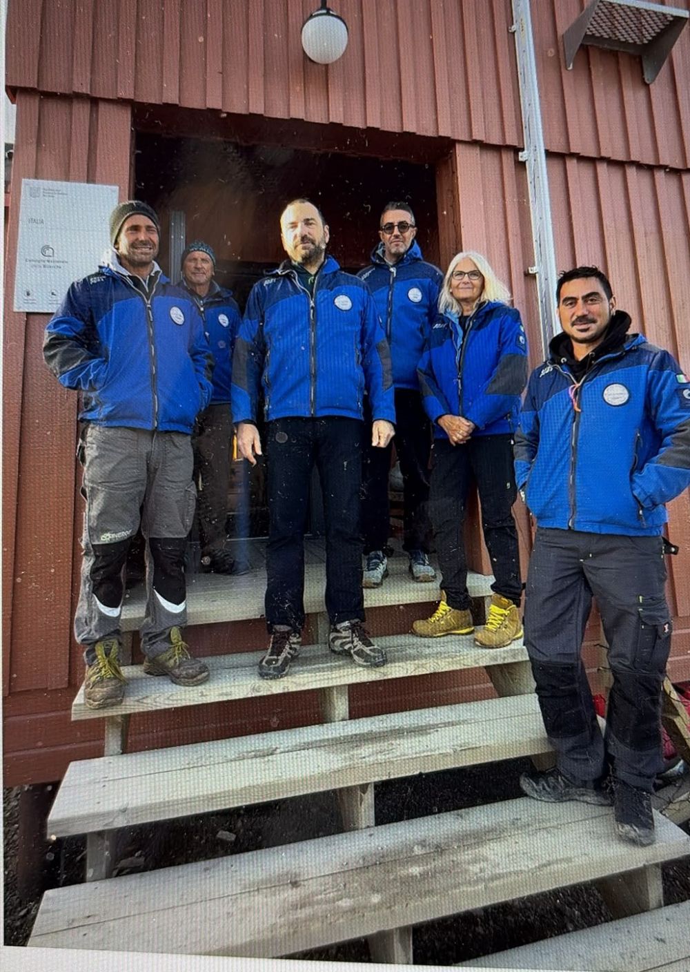 Ricercatori CNR davanti alla base Dirigibile Italia: da destra Giuseppe Suaria, Patrizia Giordano, Gianmarco Ingrosso, Mauro Mazzola (station manager), Leonardo Langone, Francesco Paladini de Mendoza