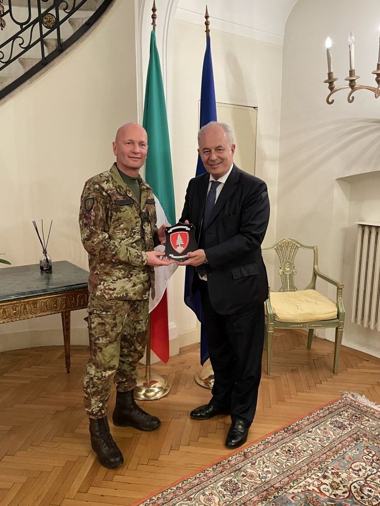 Amb. Apicella con gen. Dalle Vedove, comandante Brigata &ldquo;Pinerolo&rdquo; - Foto: Ambasciata d'Italia