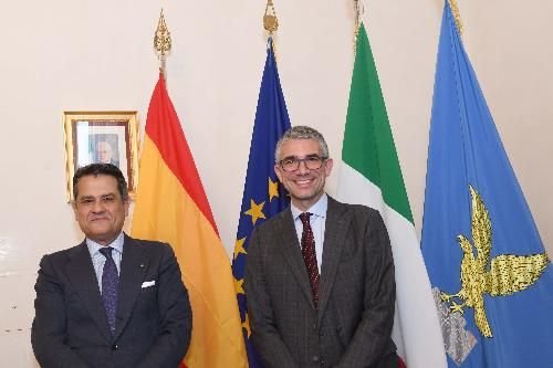 Da dx: assessore Roberti con l'ambasciatore Miguel &Aacute;ngel Fern&aacute;ndez-Palacios