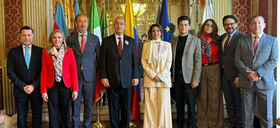 Ambasciatore colombiano consegna medaglia a Console Generale Onorario nella Repubblica Ellenica - foto: Ambasciata