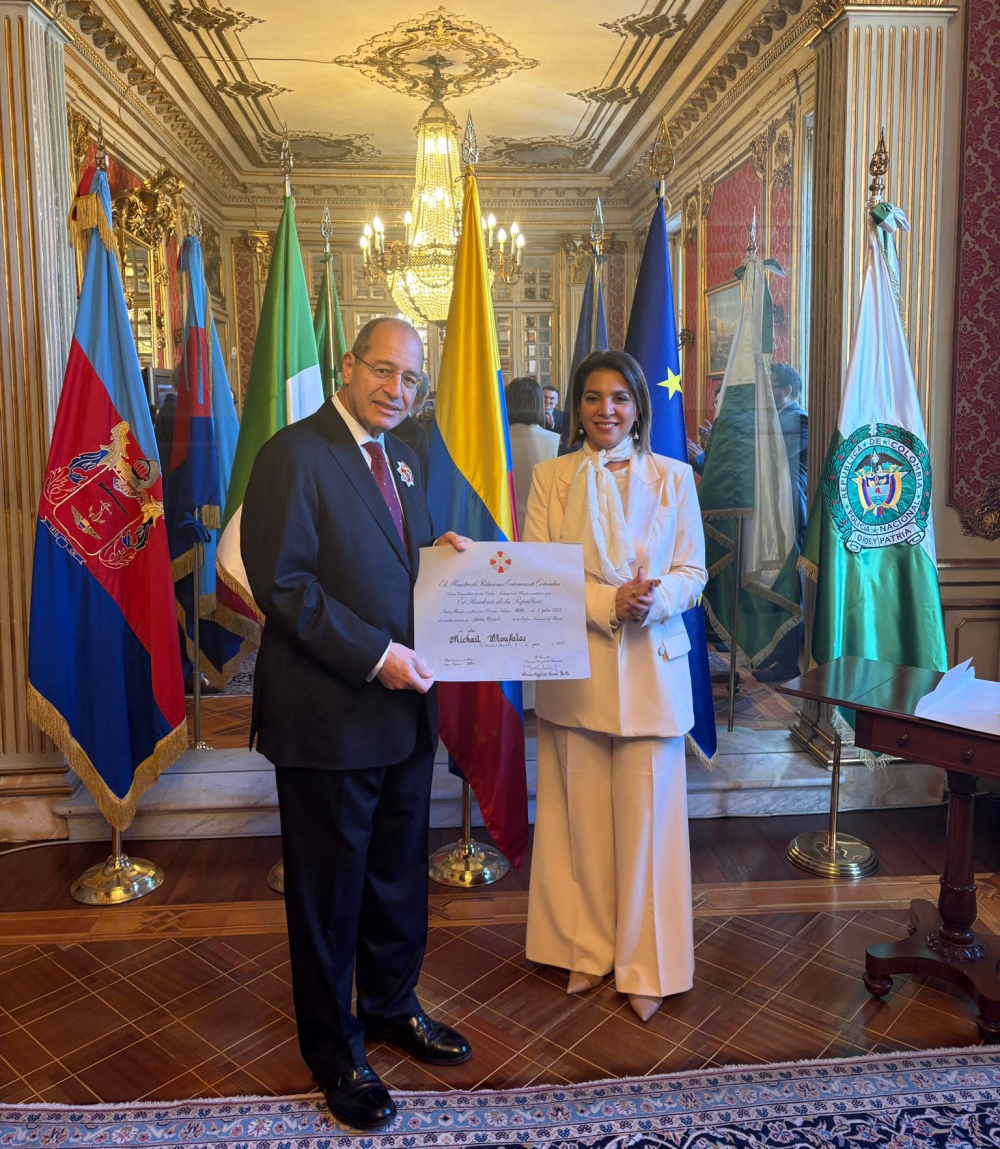 Ambasciatore colombiano consegna medaglia a Console Generale Onorario nella Repubblica Ellenica - foto: Ambasciata