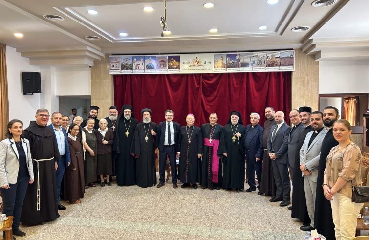 Amb. Ravagnan con giovani cristiani in Aleppo - Foto: Custodia Terra Santa