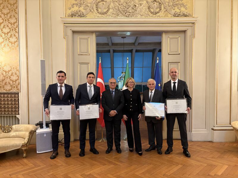 L&rsquo;amb. Marrapodi consegna 4 onorificenze italiane