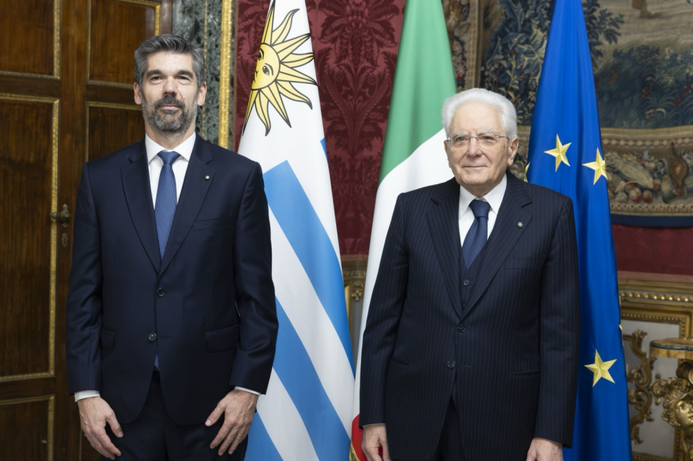 Il presidente Mattarella con Alfredo Guillermo Bogliaccini Llambi, ambasciatore della Repubblica Orientale dell'Uruguay - foto: Quirinale
