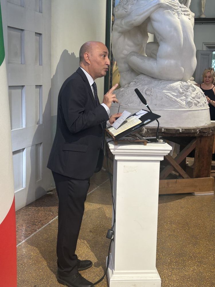 Il curatore Sandro Debono