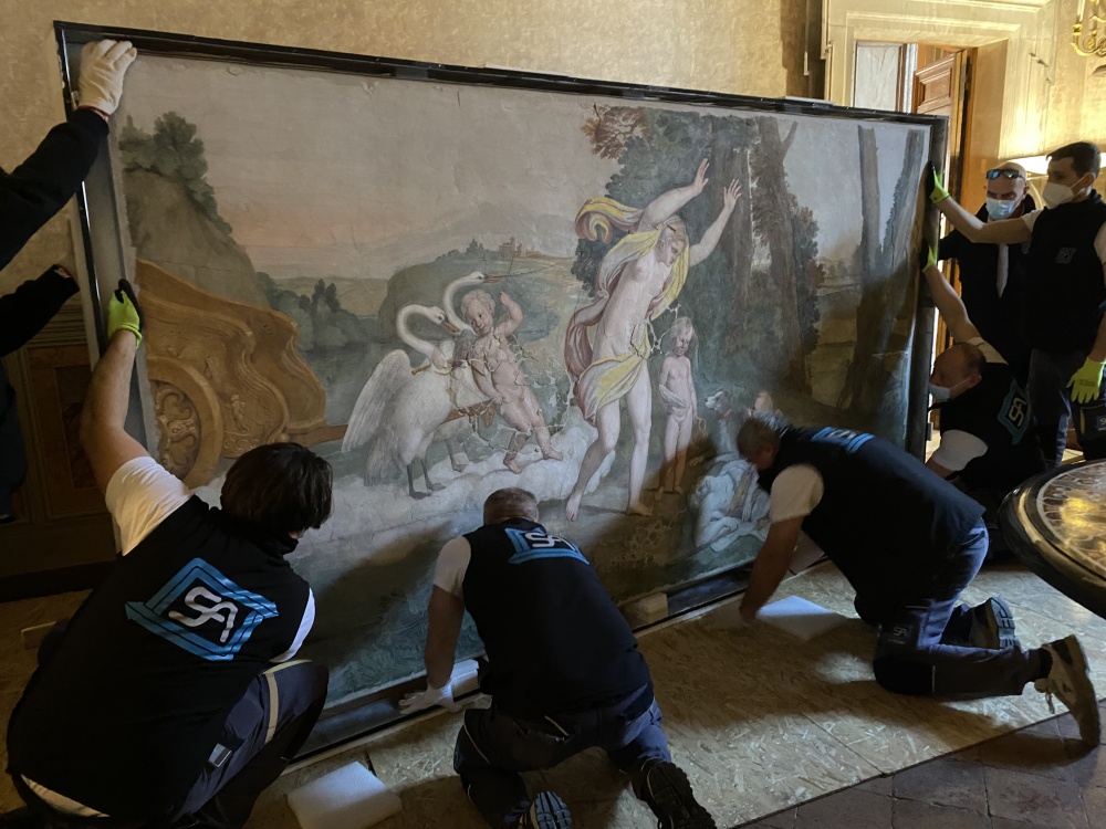 Il team di Spedart predispone l'installazione dell'affresco "Morte di Adone" del Domenichino