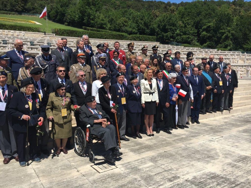 L’amb. Anna Maria Anders con i reduci al Cimitero Militare Polacco di Montecassino