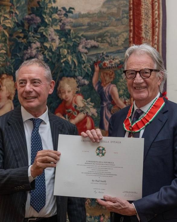 Lo stilista britannico Paul Smith con il ministro Adolfo Urso