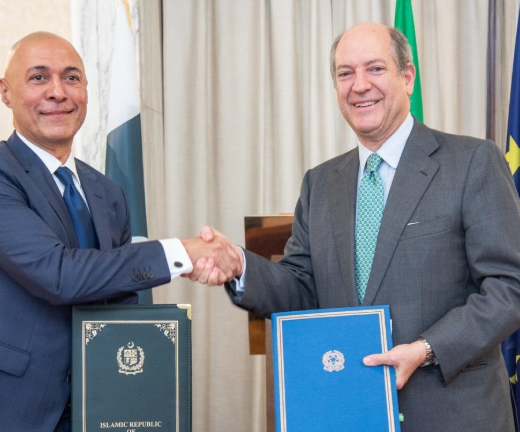 Amb. Riccardo Guariglia, a destra, e amb. Ali Javed alla firma dell'accordo - foto: social