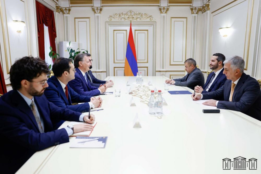 Le due delegazioni - Foto: Ufficio Stampa del Parlamento Armeno