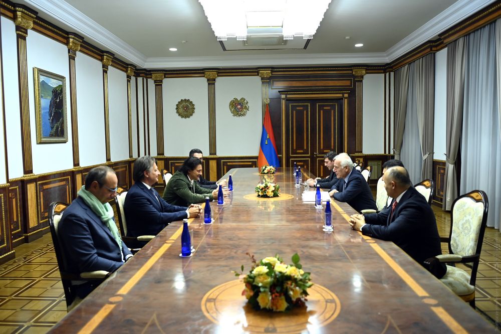 Il tenore Vittorio Grigolo con il presidente della Repubblica di Armenia - foto: Ambasciata