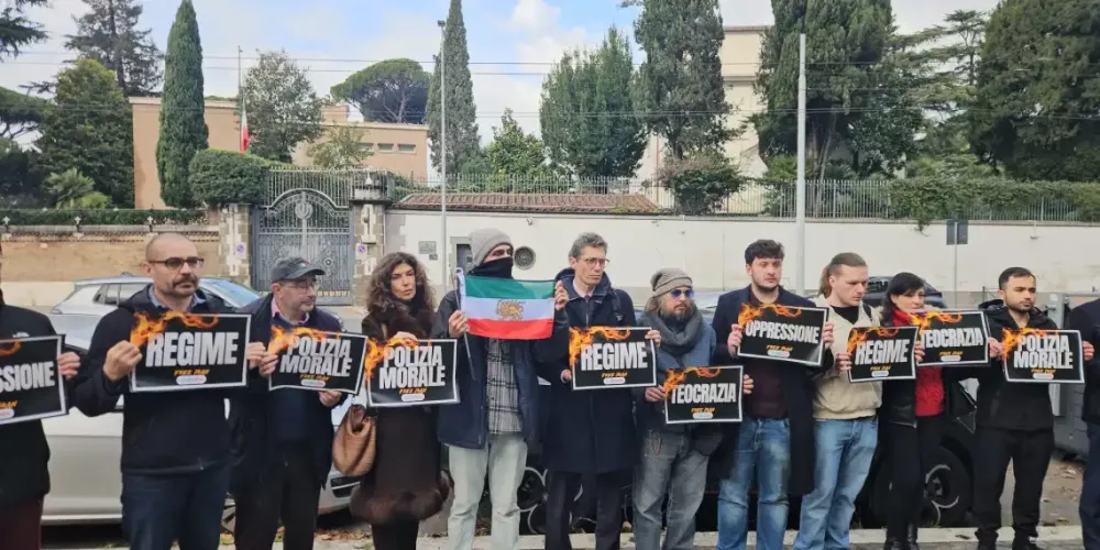 La manifestazione davanti all'ambasciata dell'Iran a Roma