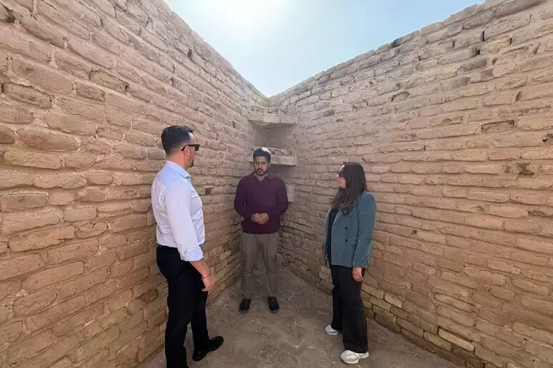 Amb. Fontana al parco archeologico Ur Ia ziggurat - foto: Ambasciata