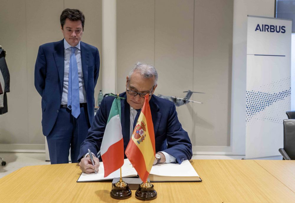Amb. Buccino visita sede di Airbus Spagna - foto: Ambasciata