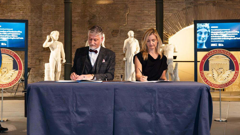 Ministro Alessandro Giuli con Sarah Rogers, Under-Secretary of State per la Diplomazia Pubblica del Dipartimento di Stato USA