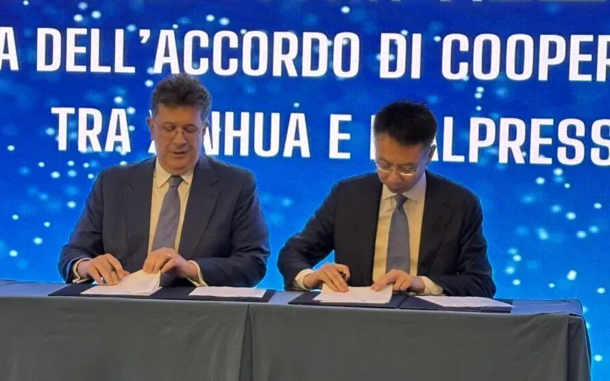 La firma dell'accordo tra Italpress e Xinhua - foto: Italpress