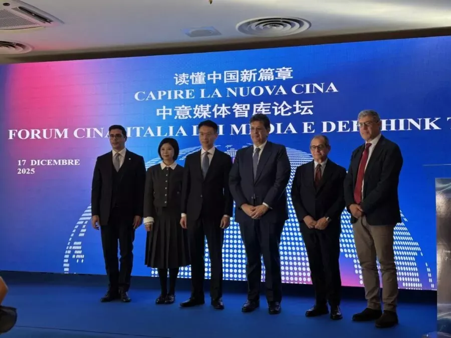 La firma dell'accordo tra Italpress e Xinhua - foto: Italpress