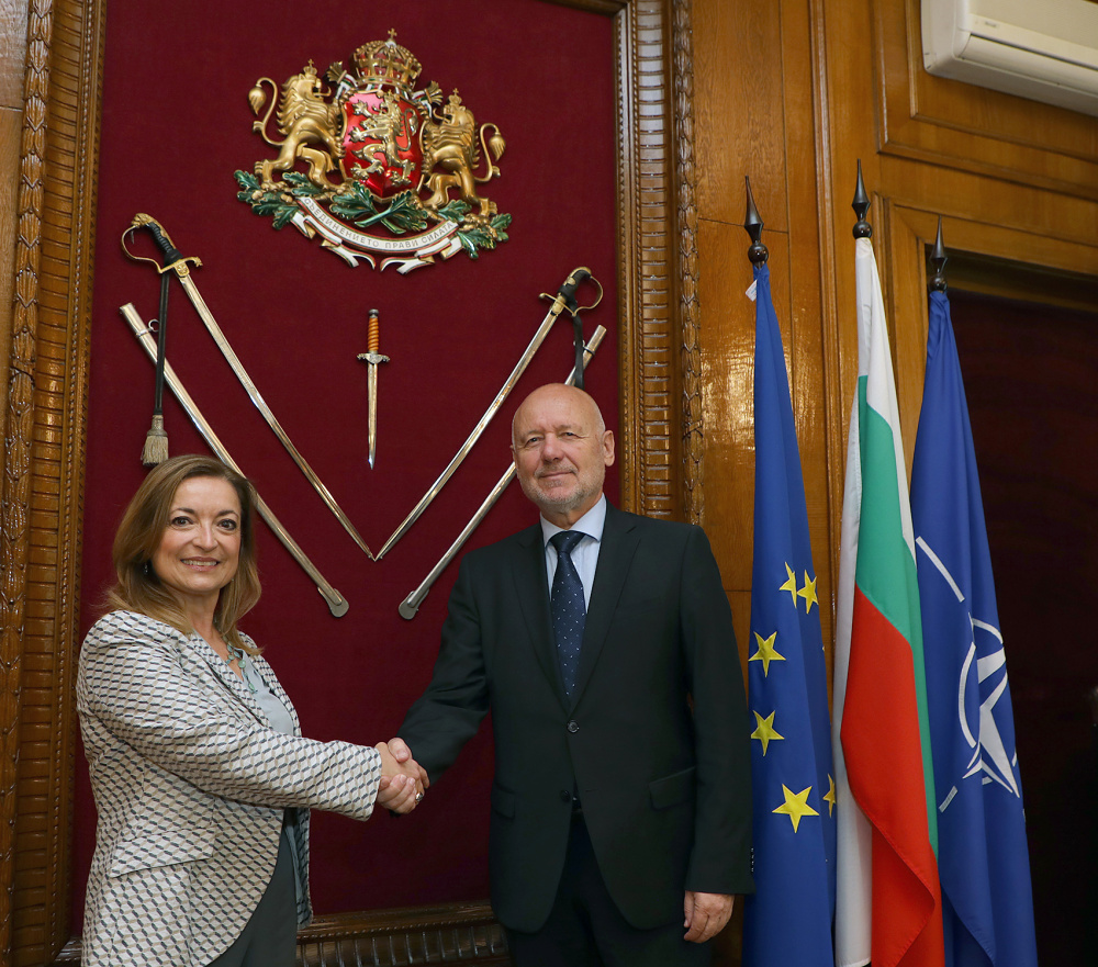 Amb. Giuseppina Zarra, con il ministro della Difesa bulgaro, Todor Tagarev