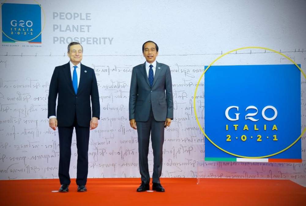 Da sinistra il presidente Mario Draghi e il presidente indonesiano Joko Widodo