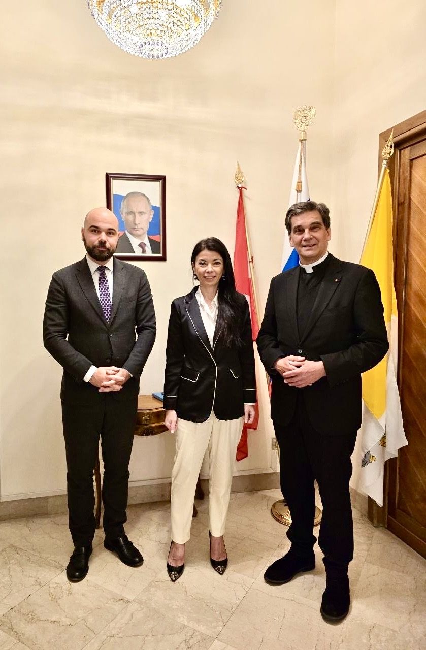 Konstantin Alekseevich Nemudrov Terzo segretario ambasciata Russia presso Santa Sede, Irina Socolova e mons. Jean Marie Gervais presidente di Tota Pulchra
