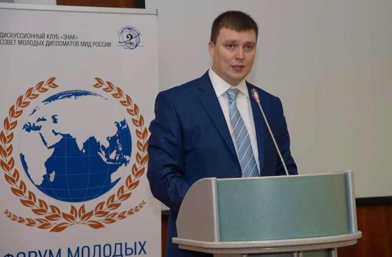 Konstantin Kolpakov durante una riunione del CGD