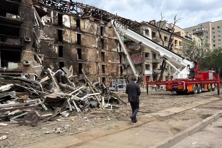 Amb. Carlo Formosa omaggia vittime bombardamento russo contro Kyiv - foto: Ambasciata