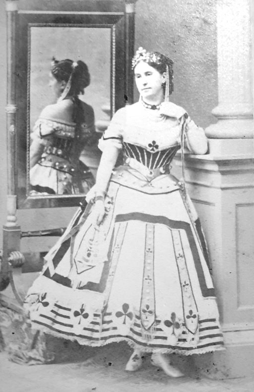 Principessa Maria Carolina Pallavicini (1834-1920) in costume da Regina di fiori (collezione Cotticelli)