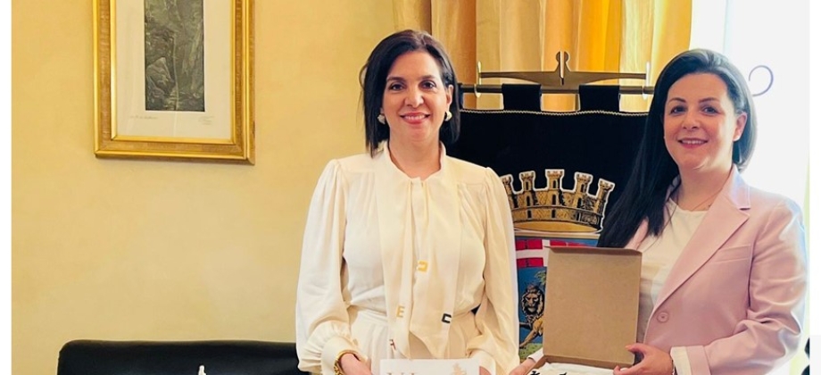 Amb. Ligia Margarita Quessep Bitar con il Sindaco di Viterbo, Chiara Frontini