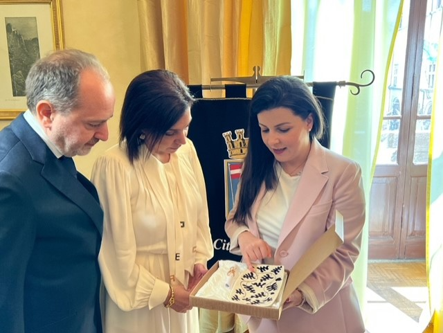 Amb. Ligia Margarita Quessep Bitar, con il marito Luca Piancatelli e sindaco di Viterbo, Chiara Fortini