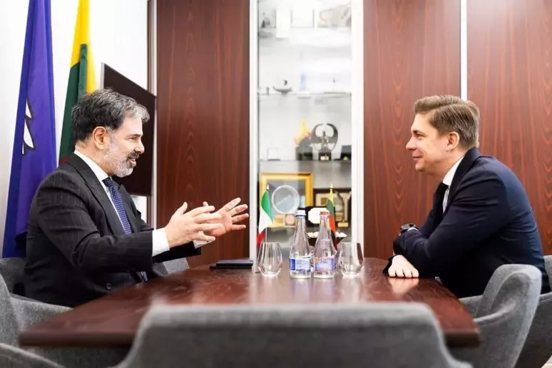 Amb. de Maigret con presidente Partito Socialdemocratico Lituano - foto: Ambasciata