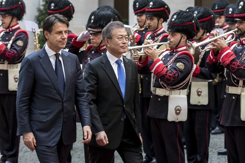 Moon Jae-in con Giuseppe Conte durante la visita a Roma del 2018