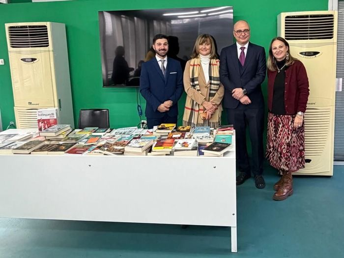 Farnesina dona libri a Dipartimento italianistica Universit&agrave; di Skopje - foto: Ambasciata